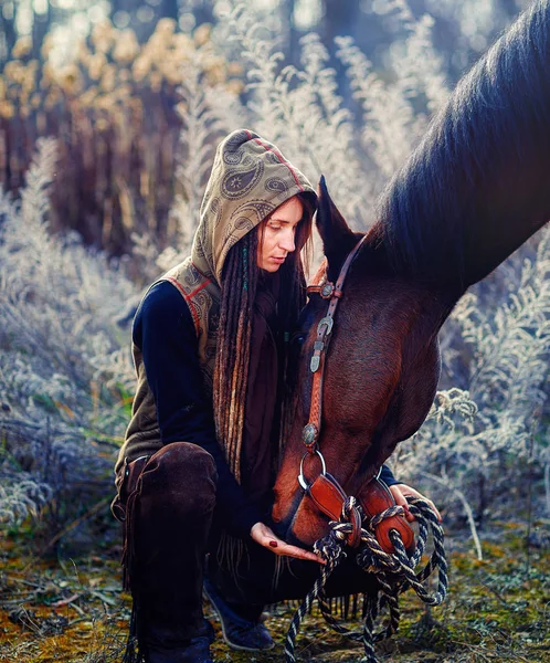 Retrato de mulher e cavalo ao ar livre. Mulher acariciando um cavalo. — Fotografia de Stock