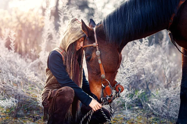 Portrait femme et cheval à l'extérieur. Femme étreignant un cheval. — Photo