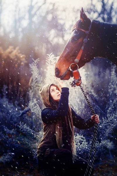 Retrato de mulher e cavalo ao ar livre. Mulher acariciando um cavalo. — Fotografia de Stock