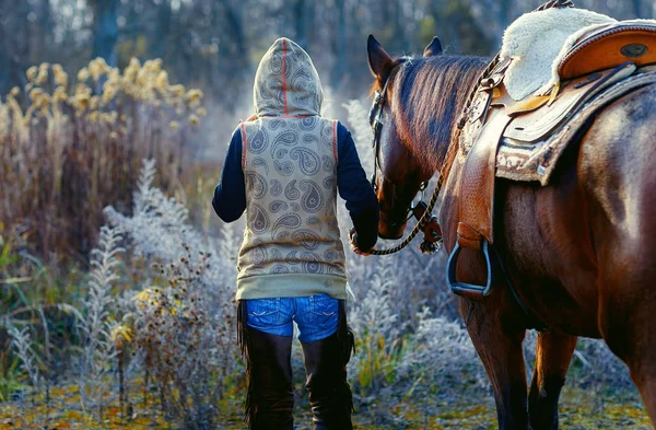 Young beautiful dreadded girl outdoors with her horse. — Stock Photo, Image