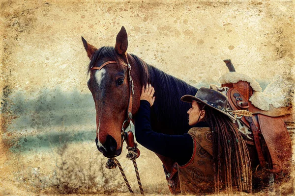 Retrato de mulher e cavalo ao ar livre. Uma mulher a acariciar um cavalo. Efeito de foto antiga . — Fotografia de Stock