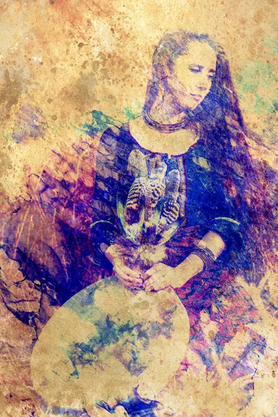 Шаманская девушка с барабаном на абстрактном структурированном фоне. — стоковое фото