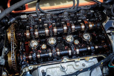 Moor karbonizasyonu, parçalanmış araba motoru detayı.