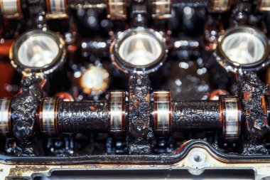 Moor karbonizasyonu, parçalanmış araba motoru detayı.