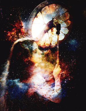 Soyut yapılandırılmış arkaplanda çerçeve davulu olan şamanik kız.