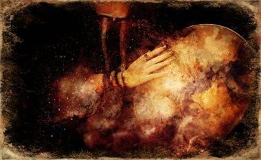 Soyut yapılandırılmış arkaplanda çerçeve davulu olan şamanik kız.