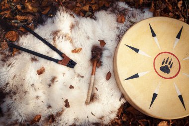 Sonbahar ormanında bir keçiye çift flüt,