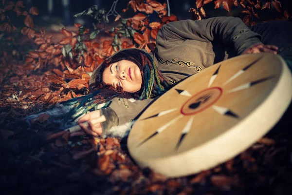 Hermosa durmiendo chamánica chica y chamán marco tambor en la naturaleza . — Foto de Stock