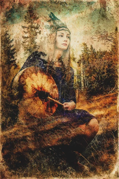 Piękna szamańska dziewczyna gra na bębnie ramki szamana w naturze. Kolaż komputerowy i efekt malowania. — Zdjęcie stockowe