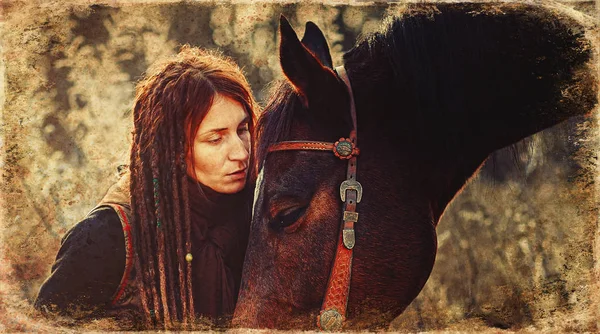 Jovem menina temida bonita ao ar livre com seu verdadeiro cavalo. Efeito de foto antiga . — Fotografia de Stock