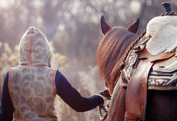 Fiatal gyönyörű rettegett lány a szabadban a lovával. — Stock Fotó