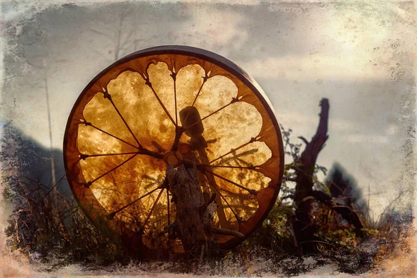 Σαμανικό τύμπανο στη φύση, σαμανικό τύμπανο με κρύσταλλο, παλιό εφέ και σύνορο. — Φωτογραφία Αρχείου