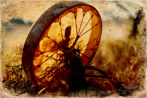 Шаманский барабан в природе, шаманский барабан с хрусталем, старинный эффект и граница . — стоковое фото