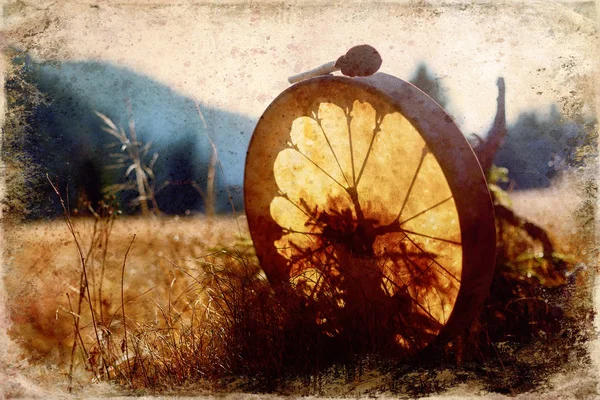 Tambor xamânico na natureza, tambor xamânico, efeito antigo e fronteira . — Fotografia de Stock