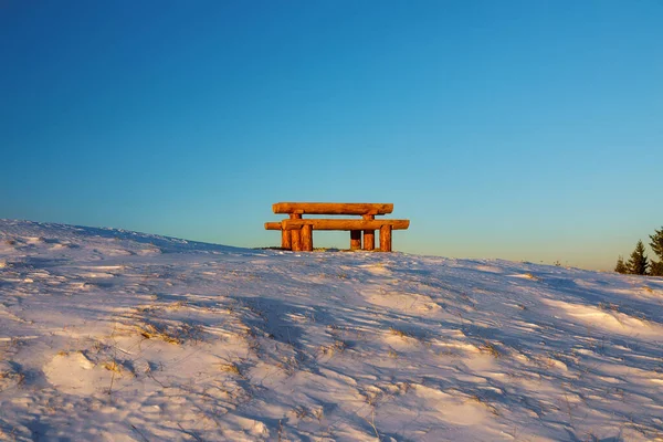 Wooden bench in winter landscape, beautiful landscape scenery. — Stock Photo, Image