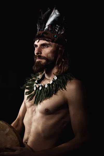 Gyönyörű sámáni férfi fejpánttal és nyaklánccal. — Stock Fotó