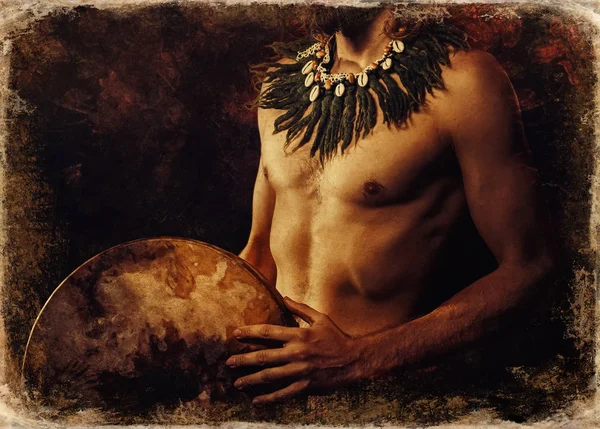 Красивий шаманський чоловік з пов'язкою і намистом . — стокове фото