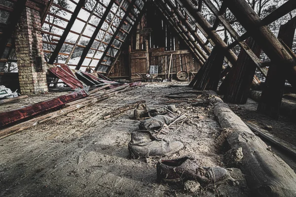 De vieilles chaussures poussiéreuses dans une maison abandonnée . — Photo