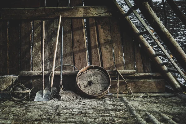 Gamla verktyg i gammalt hus, gammal trästuga. — Stockfoto