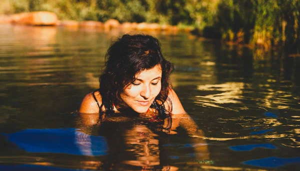 Belle Femme dans l'eau, vacances d'été . — Photo