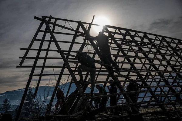 Pokryvac, Slovaquie, le 2 janvier 2020. Démontage ancien chalet en bois, Orava chalet en bois . — Photo