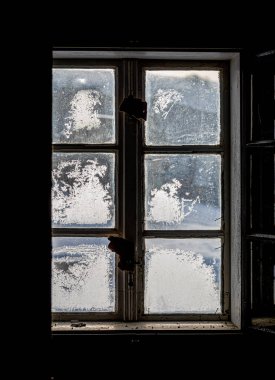 Kış penceresinde buz gibi doğal desen, camda süs donması..