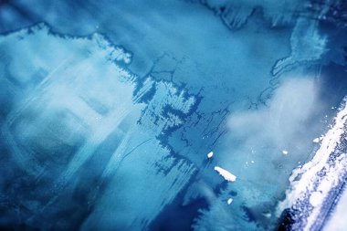 Kış penceresinde buz gibi doğal desen, camda süs donması..