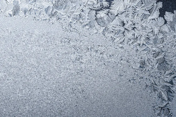 Παγωμένος φυσικός σχηματισμός στο χειμερινό παράθυρο, διακοσμητικός παγετός στο γυαλί. — Φωτογραφία Αρχείου