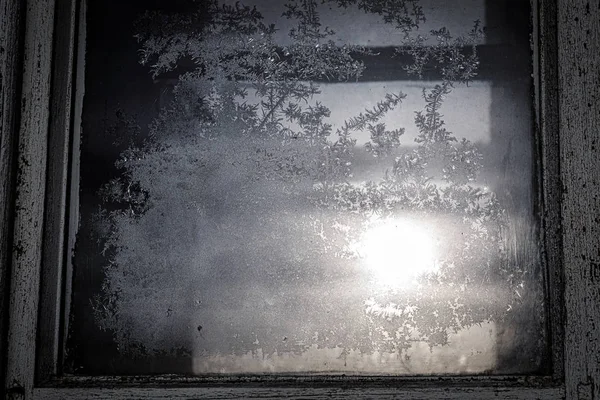 Frosty naturligt mönster på vintern fönster, prydnadsfrost på glaset. — Stockfoto