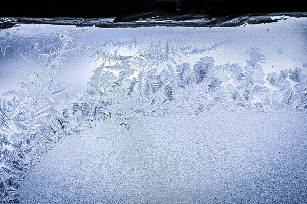 冬天的窗上有霜冻的自然图案，玻璃上有装饰性的霜冻. — 图库照片