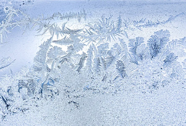 Frosty természetes minta téli ablak, díszítő fagy az üvegen. — Stock Fotó