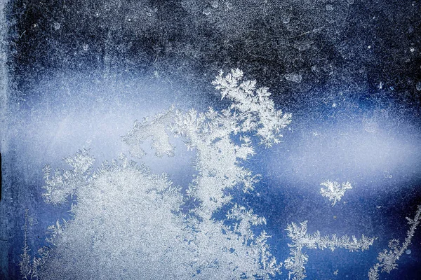 Mrazivý přírodní vzor na zimním okně, ozdobný mráz na skle. — Stock fotografie