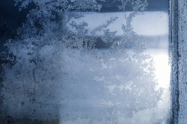 Frosty naturligt mönster på vintern fönster, prydnadsfrost på glaset. — Stockfoto
