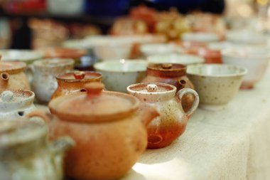 Güzel kil çaydanlıklar ve kupalar, ateşlenmiş seramik..