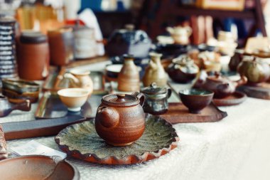 Güzel kil çaydanlıklar ve kupalar, ateşlenmiş seramik..