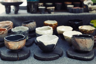 Güzel kil çaydanlıklar ve kupalar, ateşlenmiş seramik..