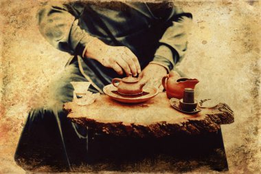 Çay ritüeli. Kenarlık ile eski fotoğraf efekti.