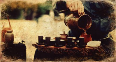 Çay ritüeli. Kenarlık ile eski fotoğraf efekti.