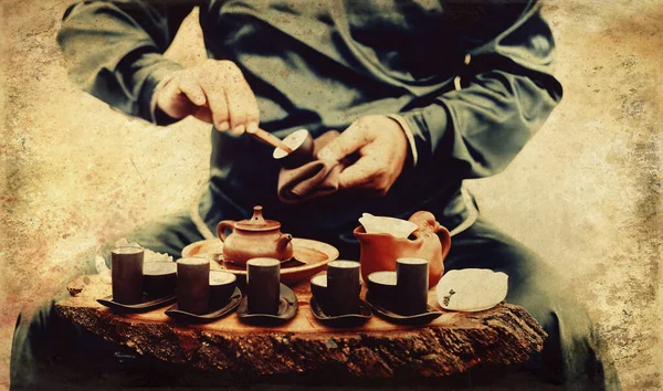 Um ritual de chá. Efeito de fotos antigas com fronteira . — Fotografia de Stock