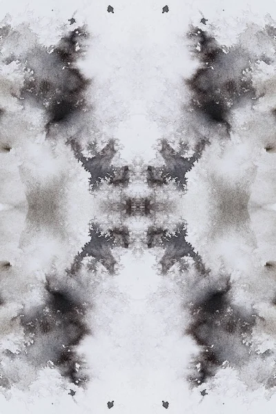 Абстрактные черные пятна на белой акварельной бумаге. монохромное изображение. — стоковое фото