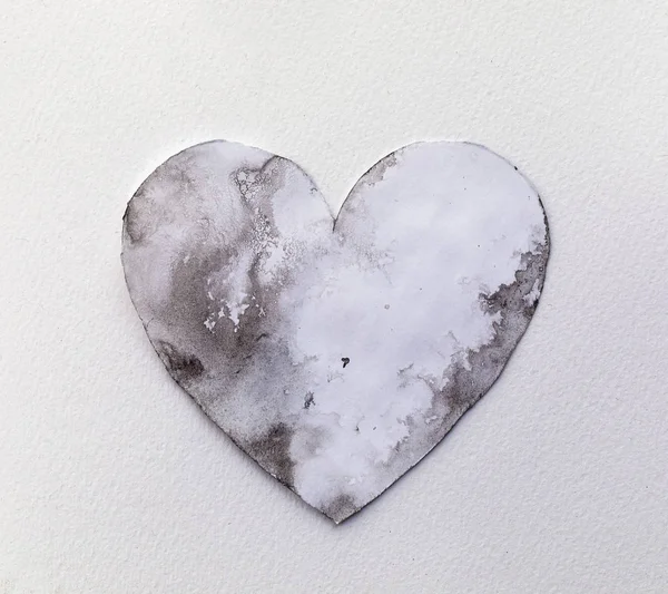 Aquarelle éclabousse coeur sur fond de papier blanc. — Photo
