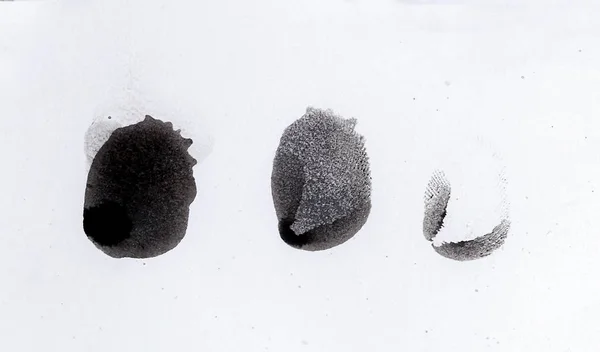 Abstrakcyjne czarne plamy na białym papierze akwarelowym. obraz monochromatyczny. — Zdjęcie stockowe