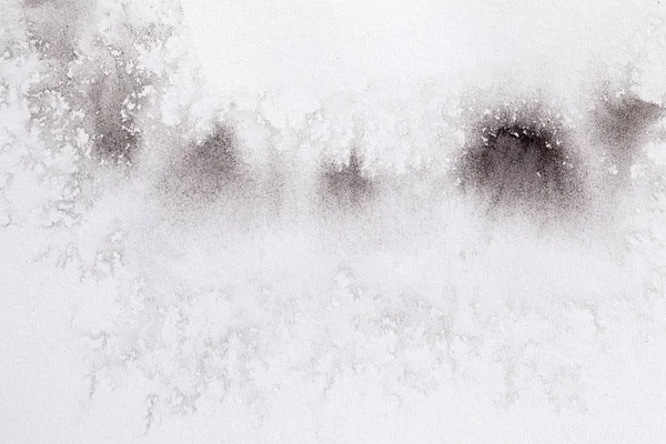白い水彩紙に抽象的な黒いスプラッシュ。モノクロ画像. — ストック写真