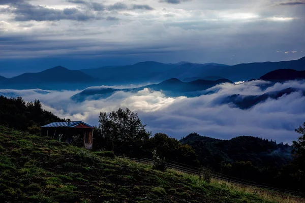 Sis Içindeki Güzel Sabah Dağları Yaz Dağları — Stok fotoğraf