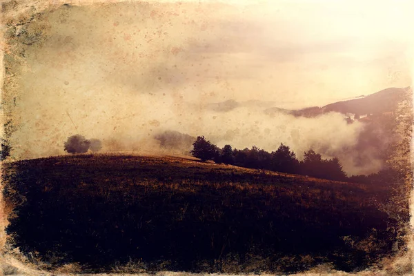 Hermosas Montañas Mañana Niebla Efecto Foto Antigua — Foto de Stock