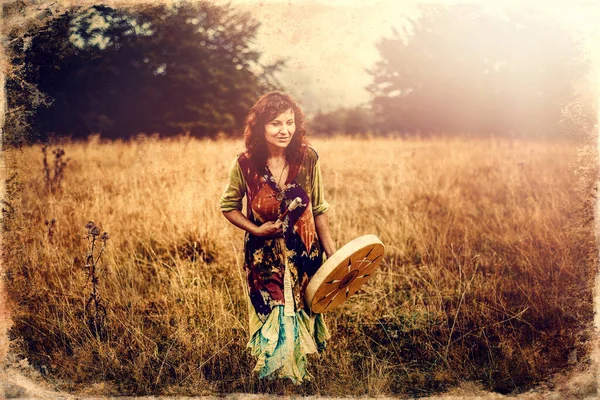 Красивая Шаманская Девушка Играющая Барабане Шаманской Рамы Природе Старый Фотоэффект — стоковое фото