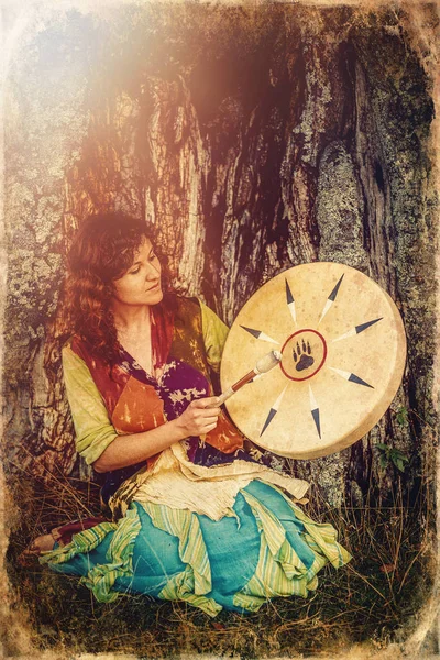 Όμορφο Σαμανικό Κορίτσι Παίζει Σαμάνο Πλαίσιο Τύμπανο Στη Φύση Παλιό — Φωτογραφία Αρχείου