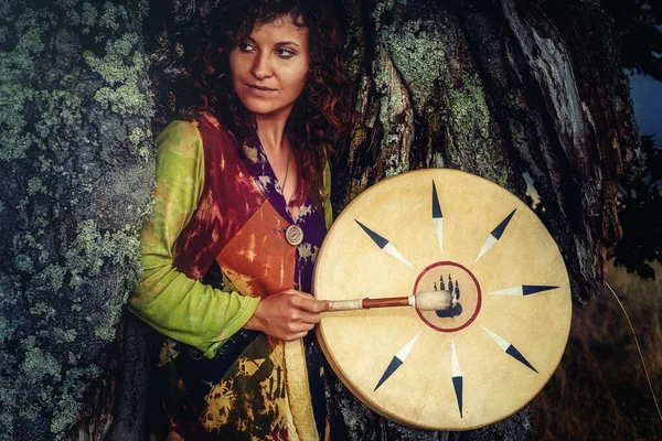 Mooi Sjamanistisch Meisje Spelen Sjamaan Frame Drum Natuur — Stockfoto