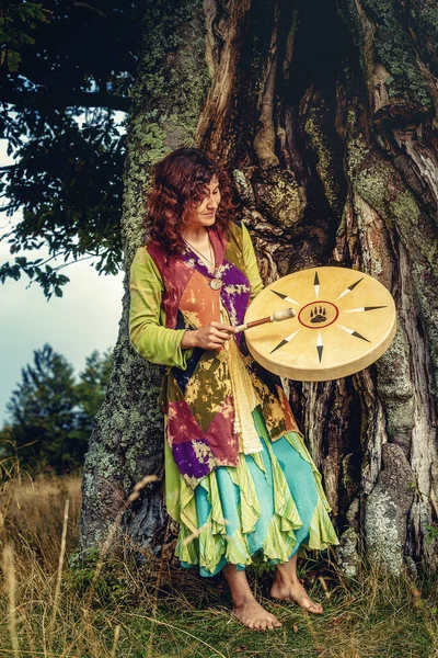 Krásná Šamanská Dívka Hraje Šaman Rám Buben Přírodě — Stock fotografie