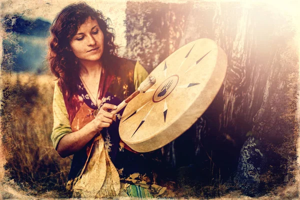 Красивая Шаманская Девушка Играющая Барабане Шаманской Рамы Природе Старый Фотоэффект — стоковое фото